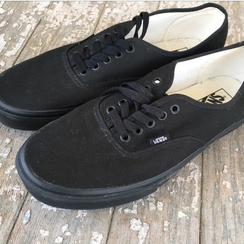 Monochrome black Vans Authentics core